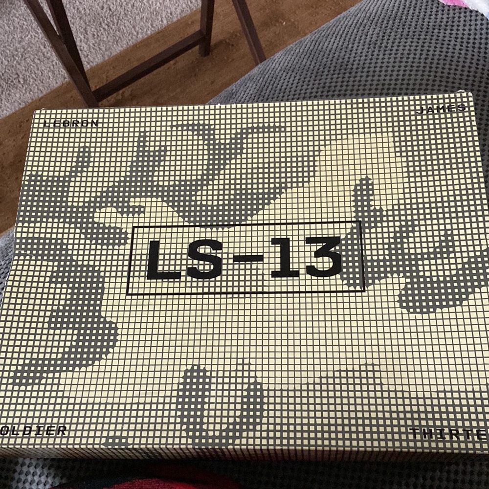 LS-13 Lebron James - Picture 2 of 4